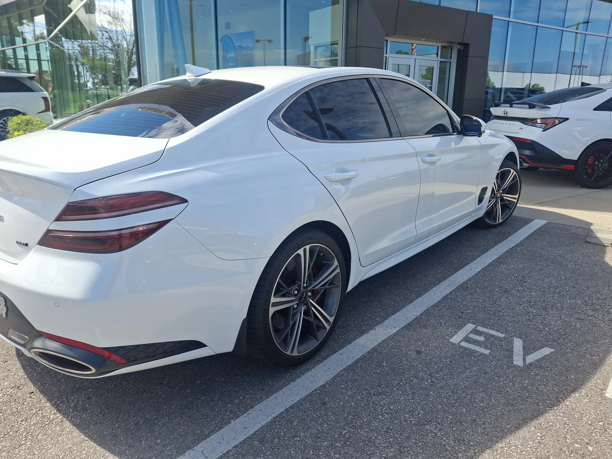 Used 2024 Uyuni White Genesis 3.3T Sport Advanced image 2