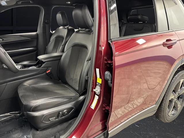 Used 2023 Velvet Jeep Altitude X image 4