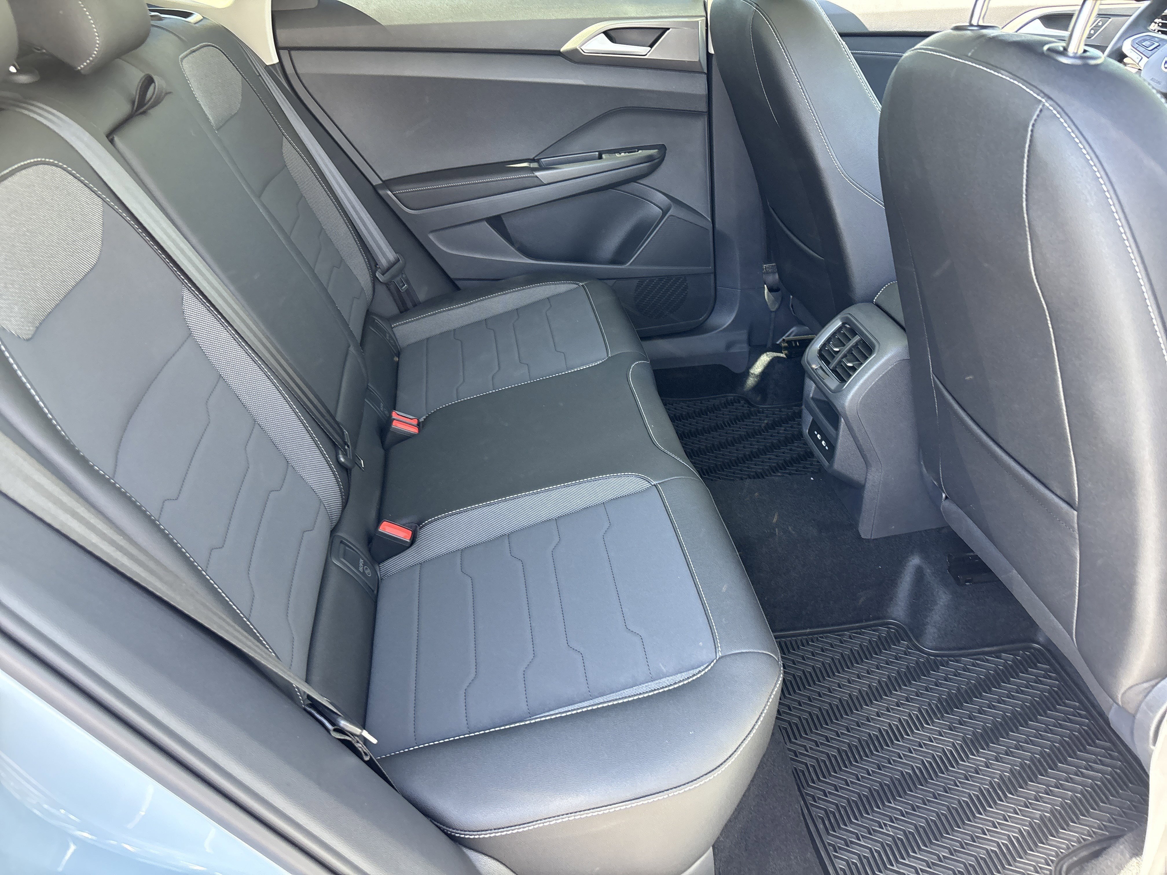 New 2026 Monument Gray w/Dp Blk Rf Volkswagen SE Black image 9