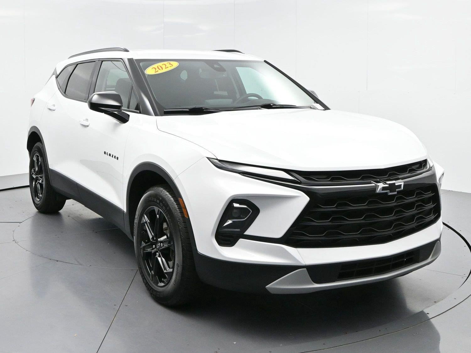 Used 2023 SUMMIT WHITE Chevrolet LT image 2