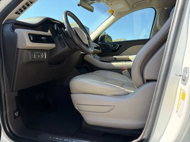 Used 2022 White Lincoln Reserve image 12