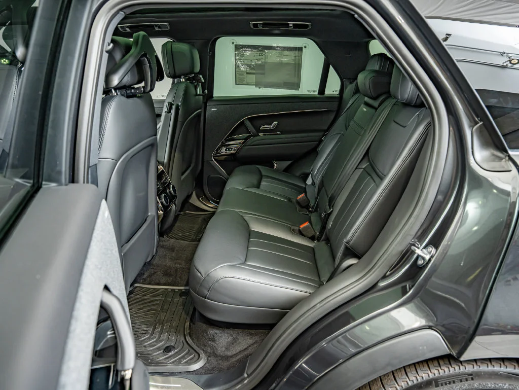New 2026 Carpathian Gray Premium Metallic Land Rover Dynamic SE image 33