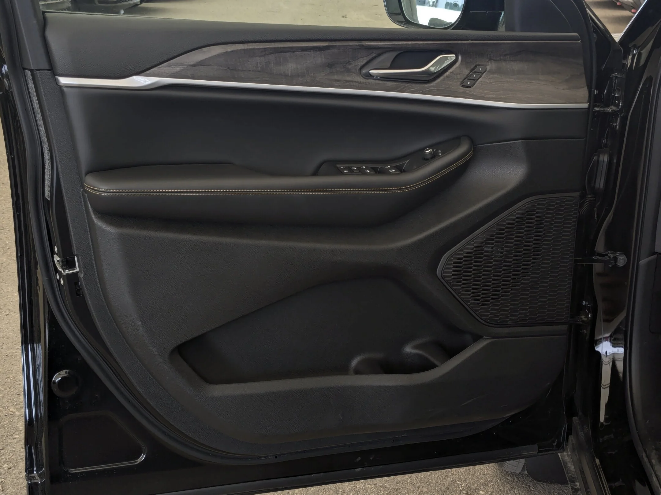 New 2026 Black Jeep 85th Anniversary - - Pkg 2C7 - CommandView Pano Sunroof - 2nd Row Captains - Trailer Tow & More! image 12