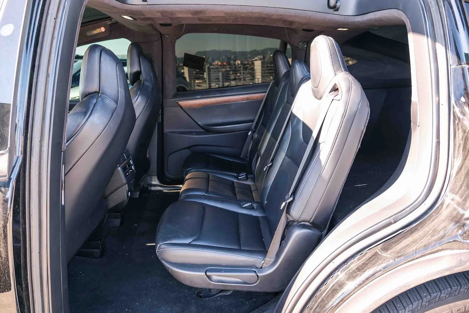 Used 2018  Tesla  image 17