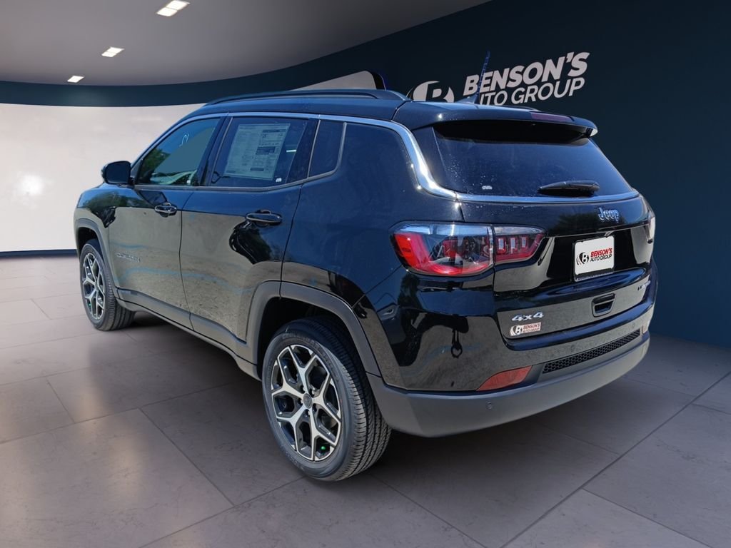 New 2026 Diamond Black Crystal Pearl-Coat Exterior Paint Jeep Limited image 3
