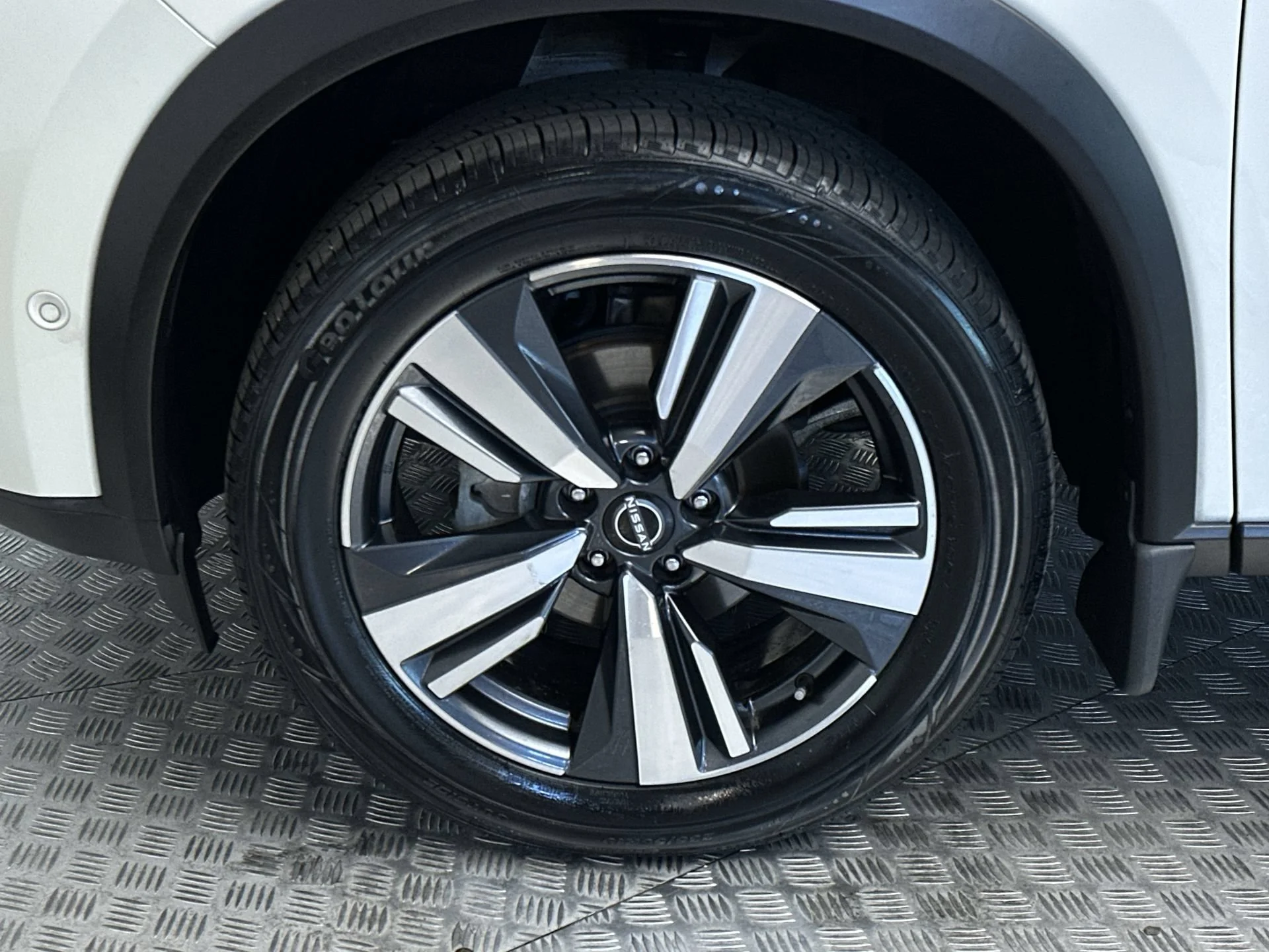 Used 2023 Pearl White Tricoat Nissan Platinum image 26