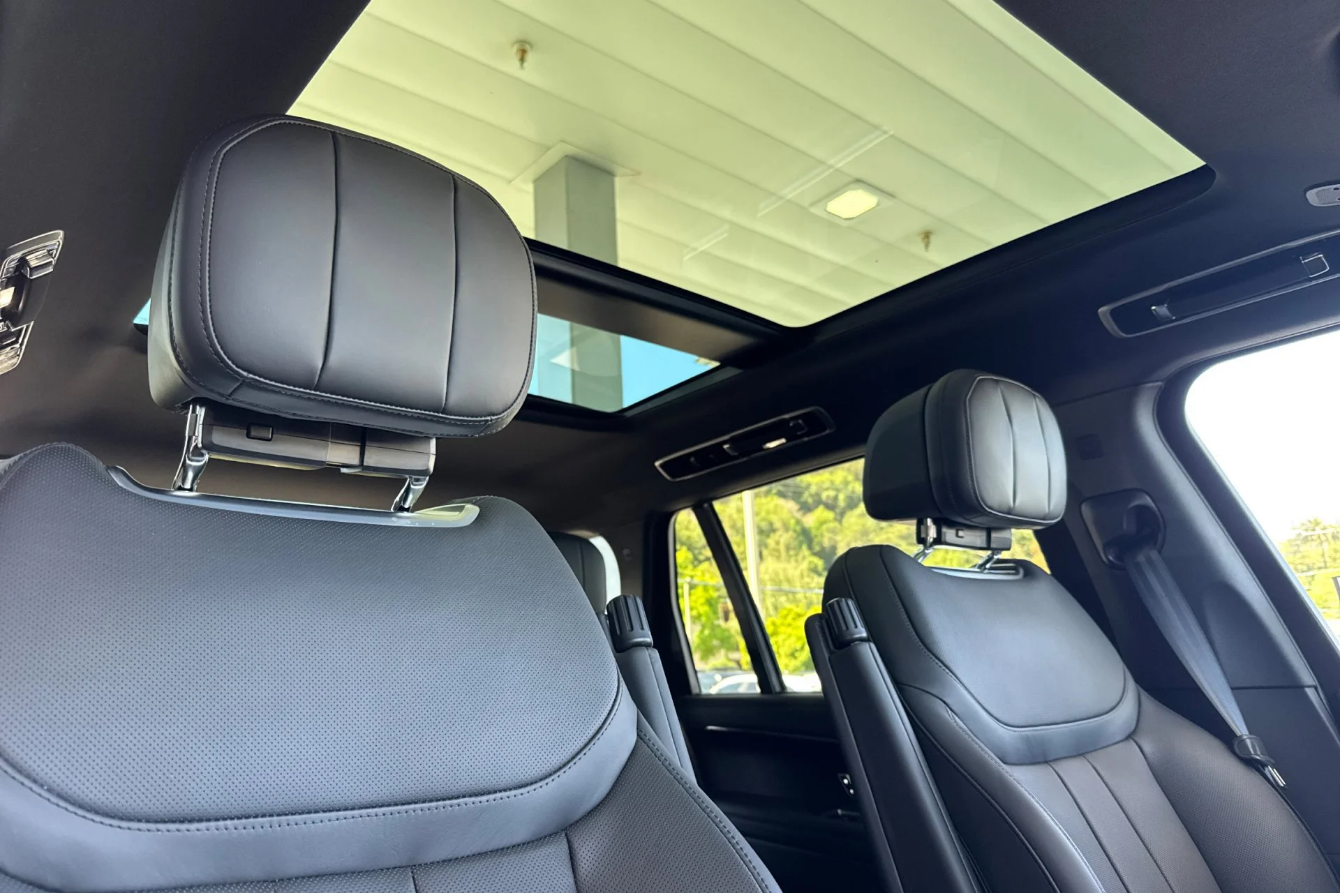 New 2026 Santorini Black Land Rover SE image 19