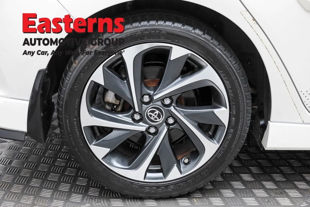 Used 2018 White Toyota Base image 28