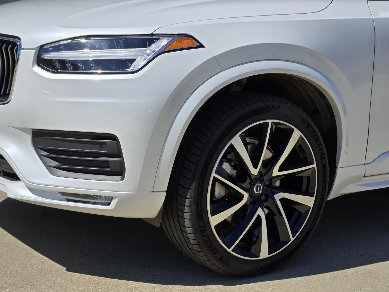 Used 2022 Crystal White Metallic Volvo Momentum image 7