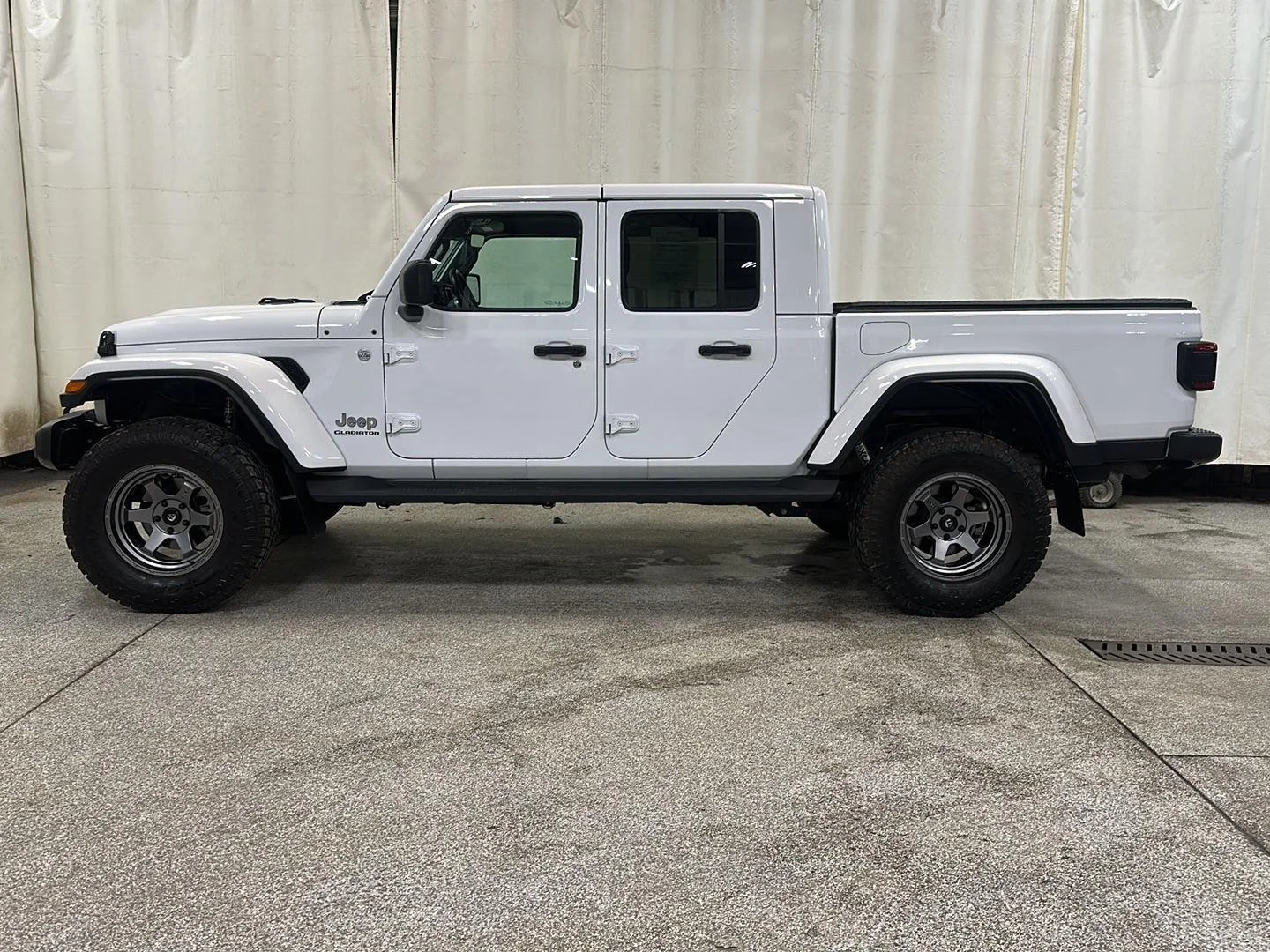 Used 2021 Jeep Gladiator Overland with VIN 1C6HJTFG4ML505881 for sale in Waconia, Minnesota