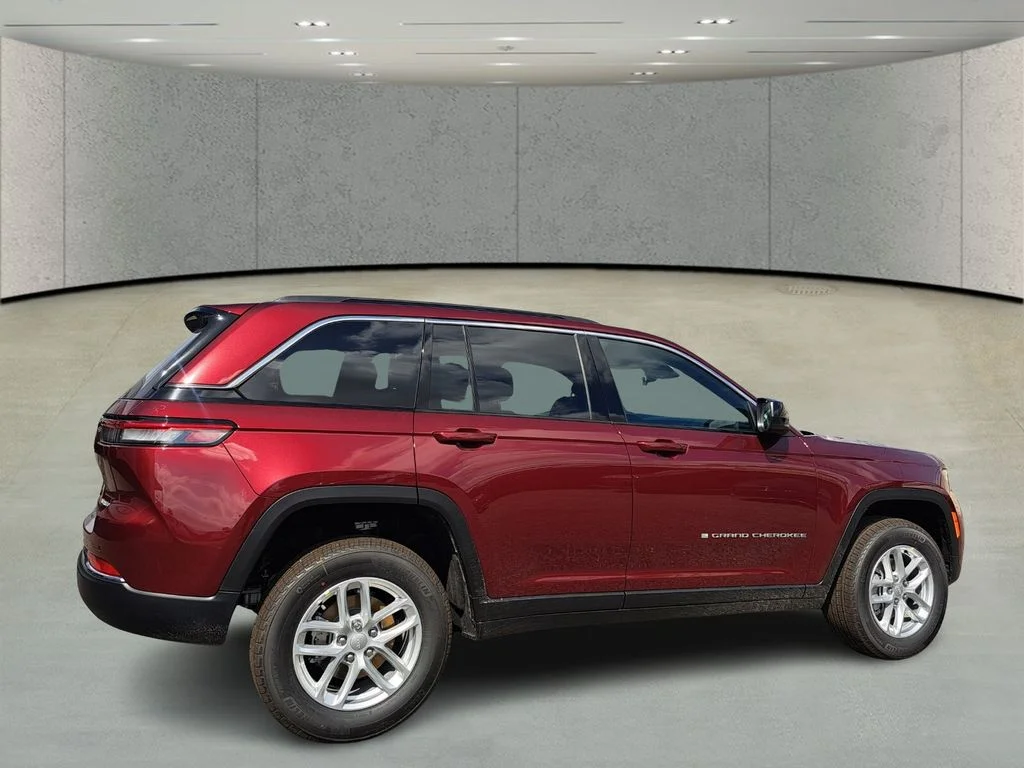 New 2026 Velvet Red Pearl-Coat Exterior Paint Jeep Laredo image 5
