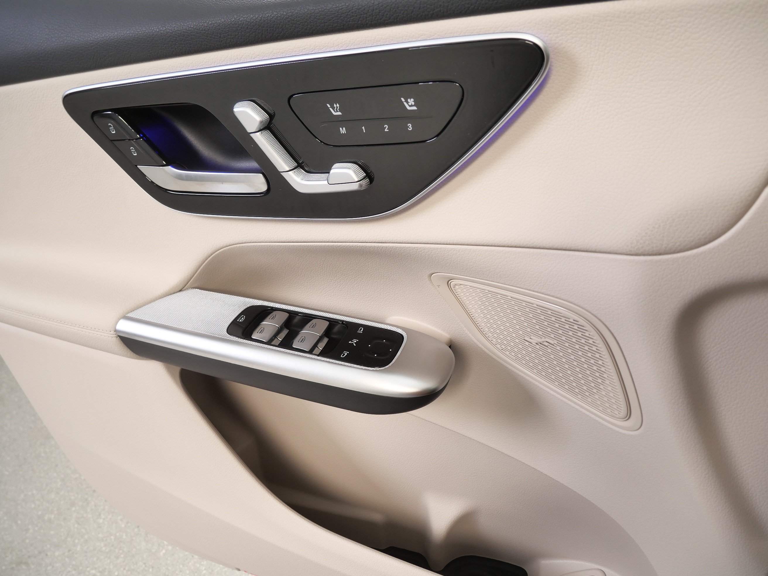 New 2026 Polar White Mercedes-Benz GLC 300 image 13