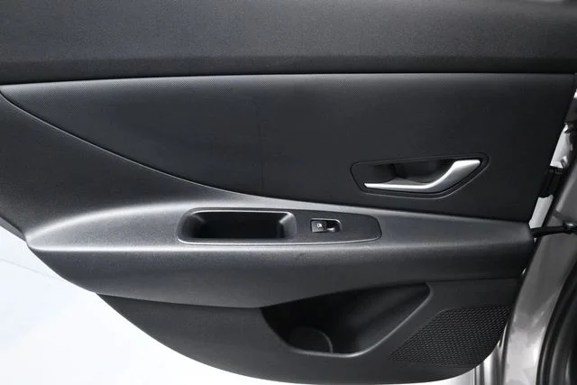 Used 2023 Silver Hyundai SEL image 9