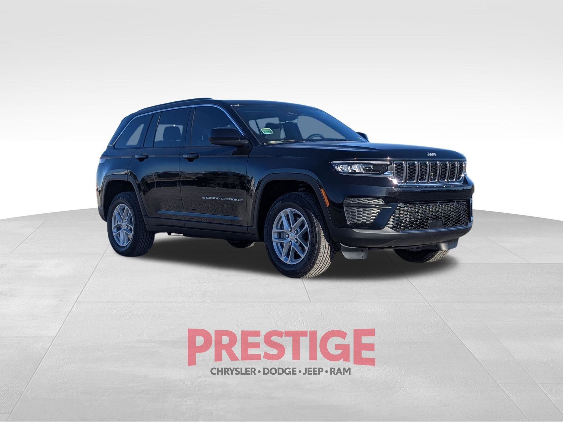 New 2026 Diamond Black Crystal Pearl-Coat Exterior Paint Jeep Laredo X image 3