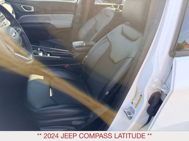 Used 2024 White Jeep Latitude image 12