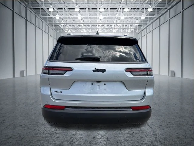 New 2026 Silver Zynith Exterior Paint Jeep Limited image 8