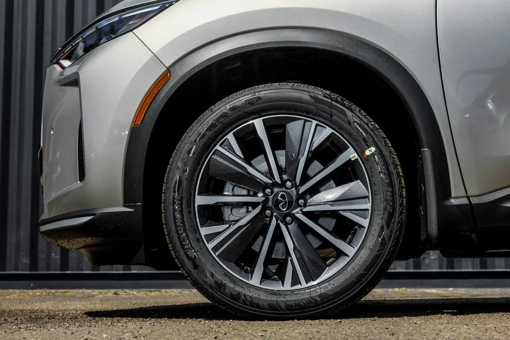 New 2027 WARM TITANIUM INFINITI Luxe AWD image 4