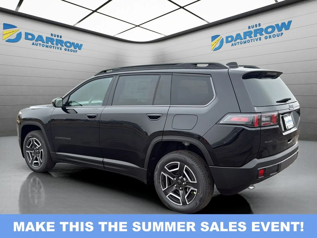 New 2026 Diamond Black Crystal Pearl-Coat Exterior Paint Jeep Laredo image 3