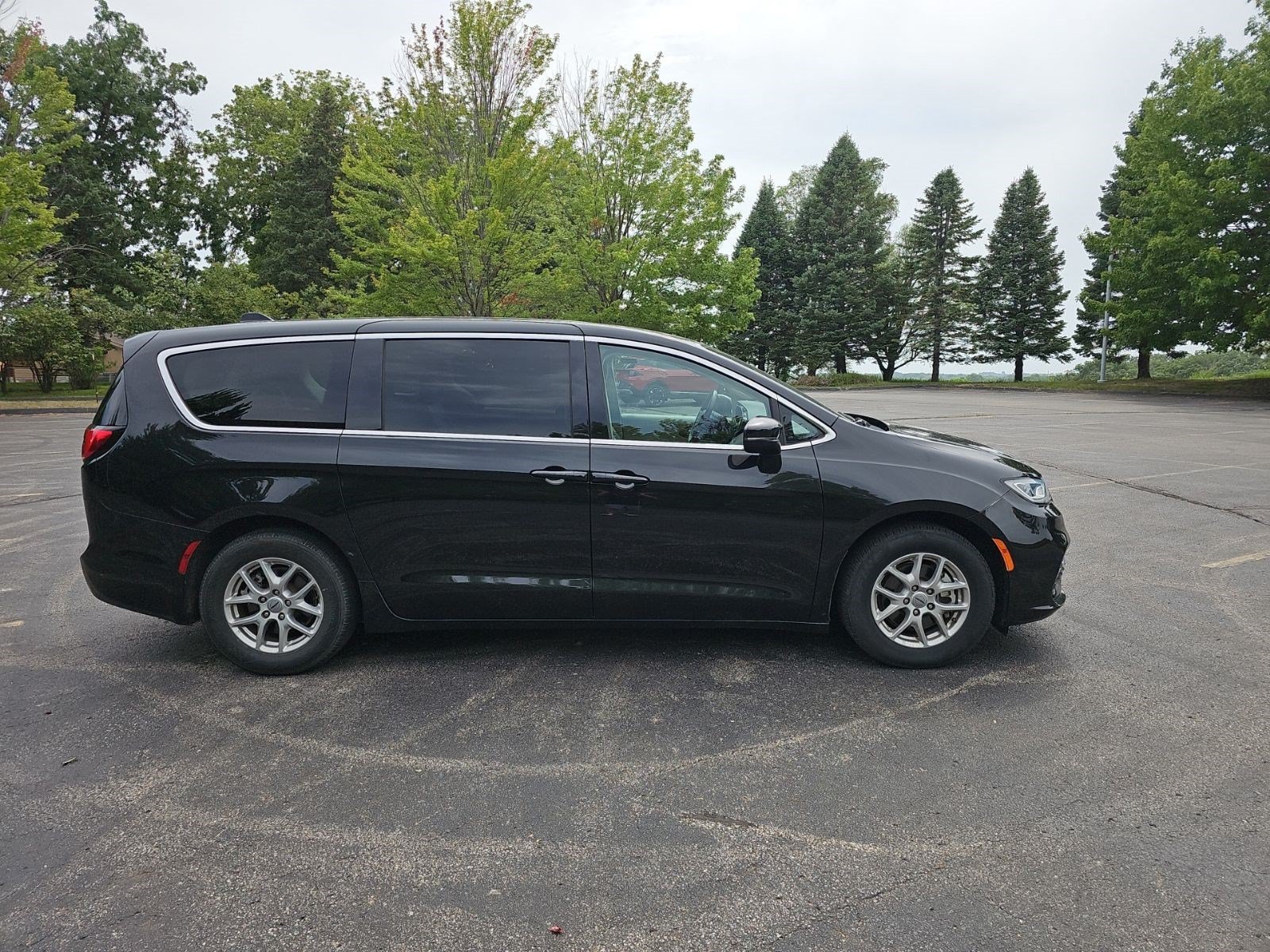 Certified Used 2023 Brilliant Black Crystal Pearlcoat Chrysler Touring L image 6