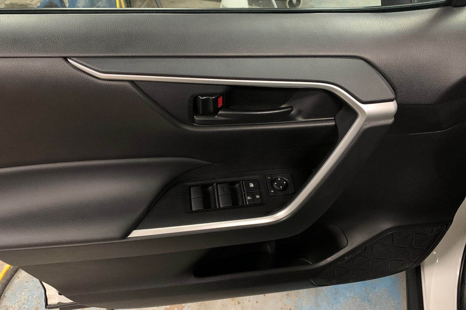 Used 2025 White Toyota LE image 12