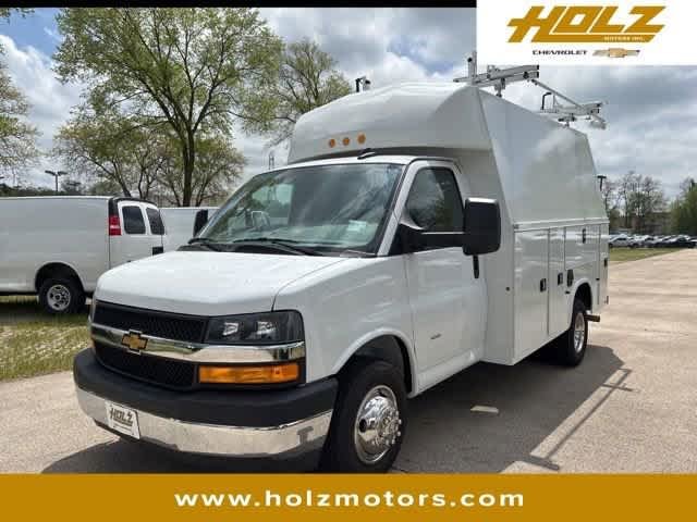 2024 Chevrolet Express Cutaway Base