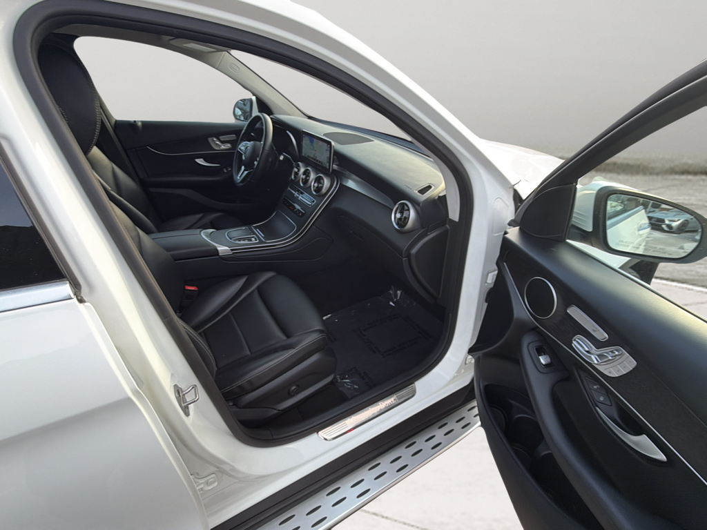 Used 2022 White Mercedes-Benz GLC 300 image 21