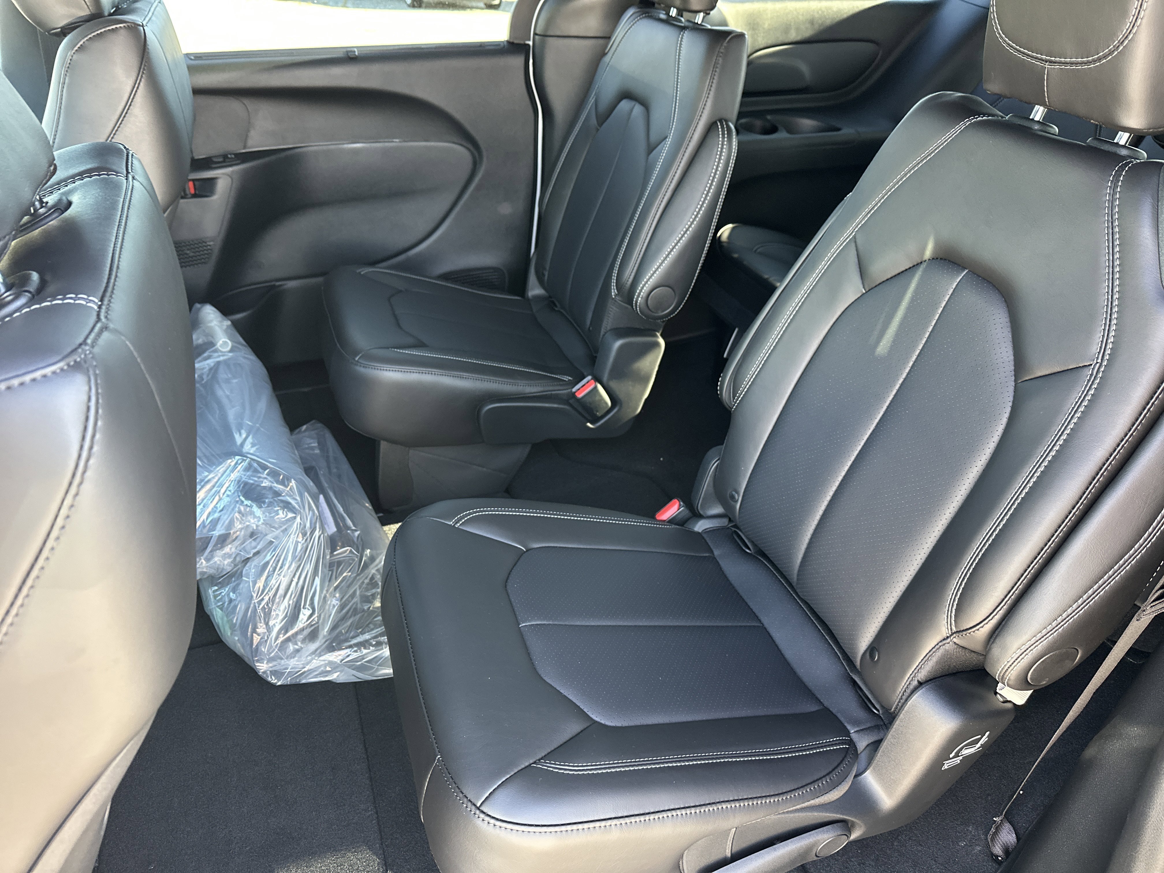 New 2026 Bright White Clear-Coat Exterior Paint Chrysler Select image 20
