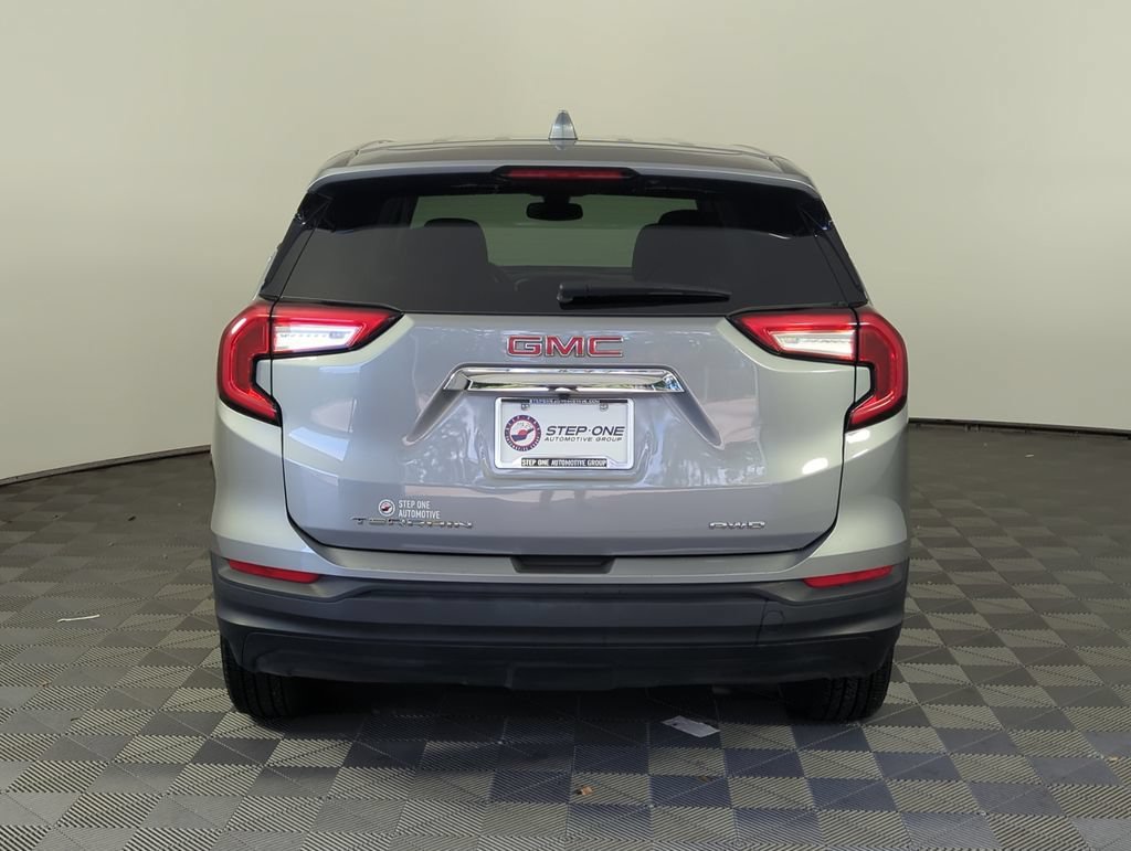 Used 2024 Sterling Metallic GMC SLE image 5