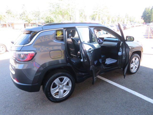 Used 2022 Granite Crystal Metallic Clearcoat Jeep Latitude image 9