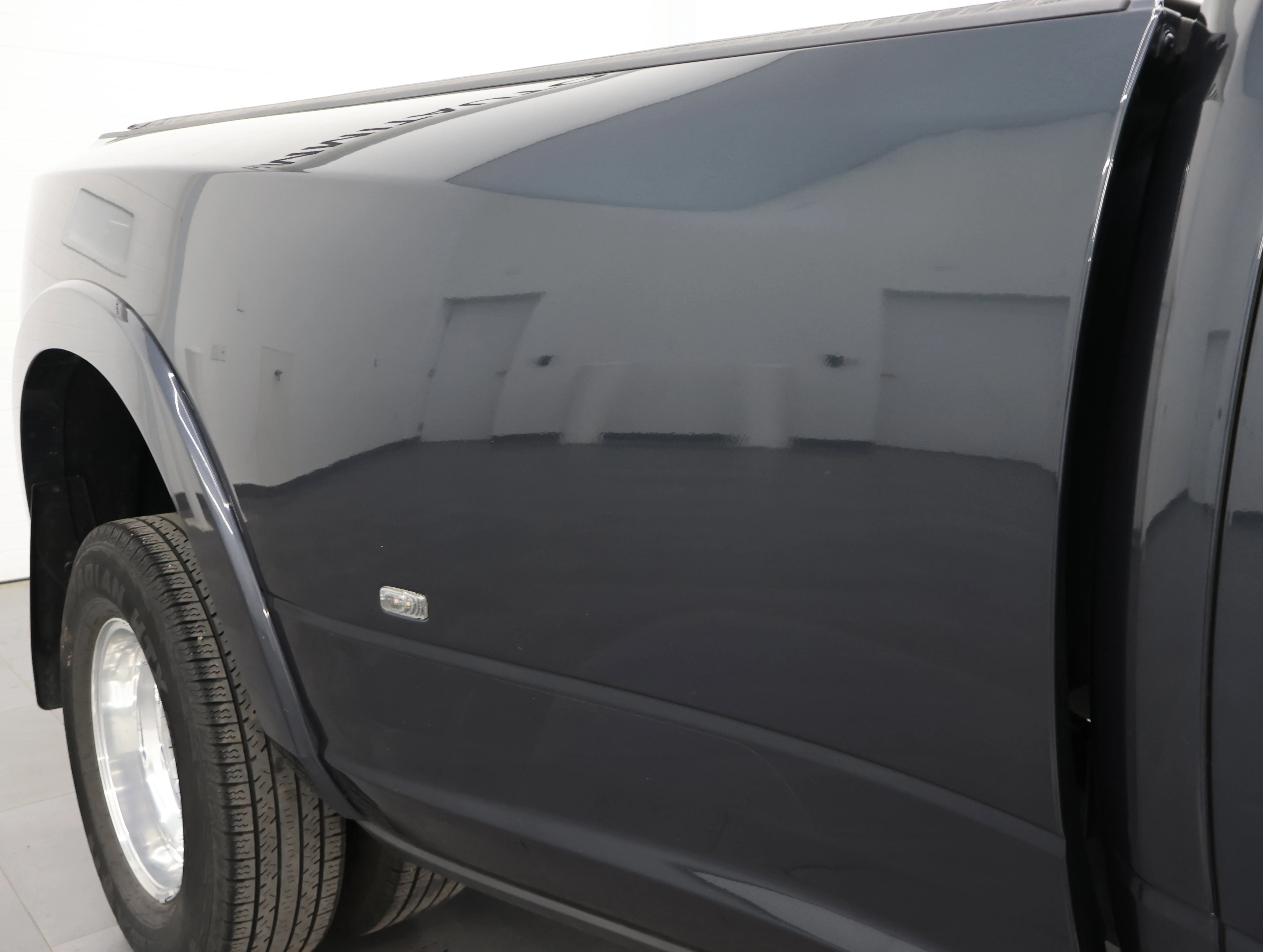 Used 2019 Maximum Steel Metallic Clearcoat Ram Laramie image 28