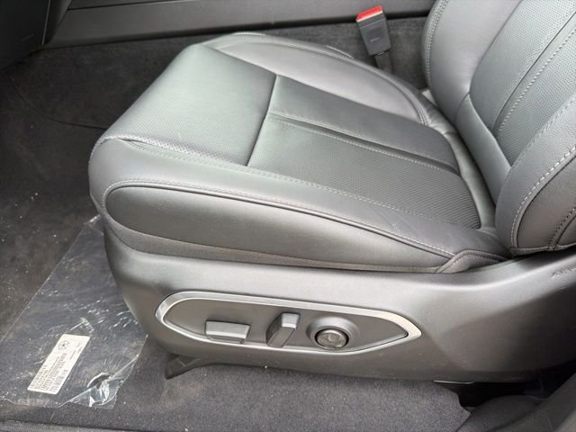 New 2026 Bright White Clear-Coat Exterior Paint Jeep Limited Altitude image 13