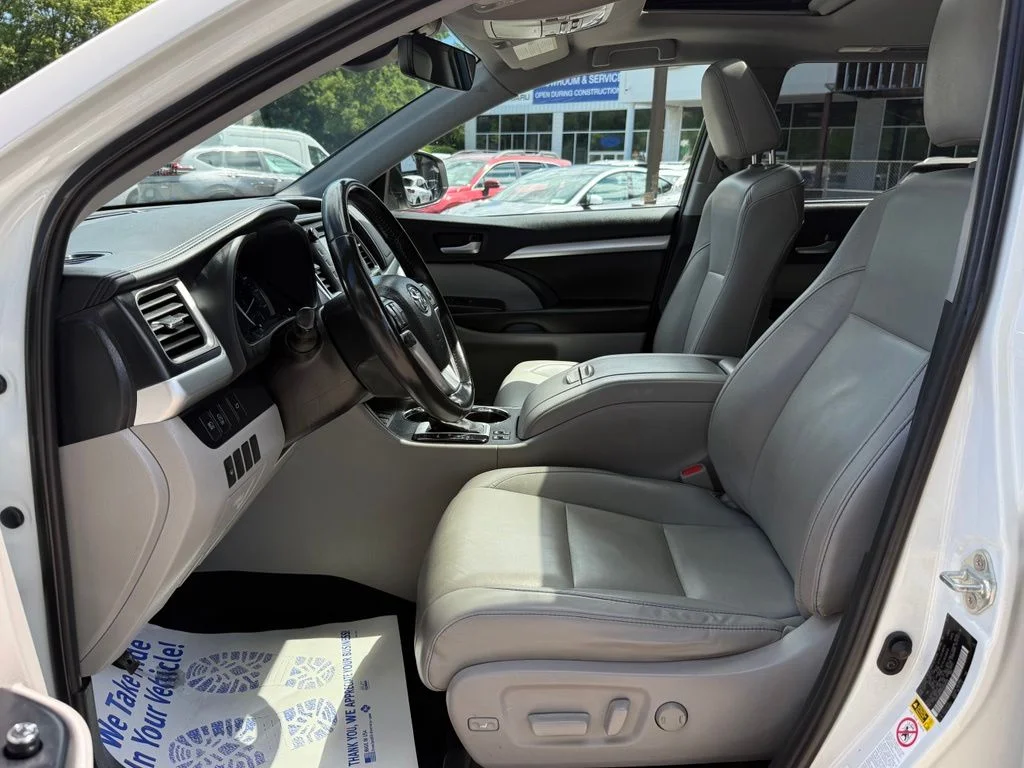 Used 2019 White Toyota XLE image 24