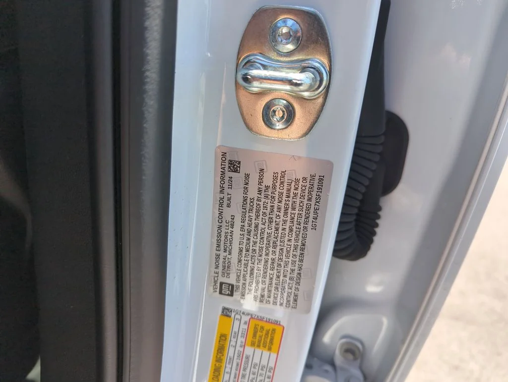 Used 2025 White GMC AT4 image 40