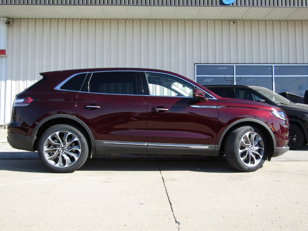 Used 2023 Red Lincoln Reserve image 2