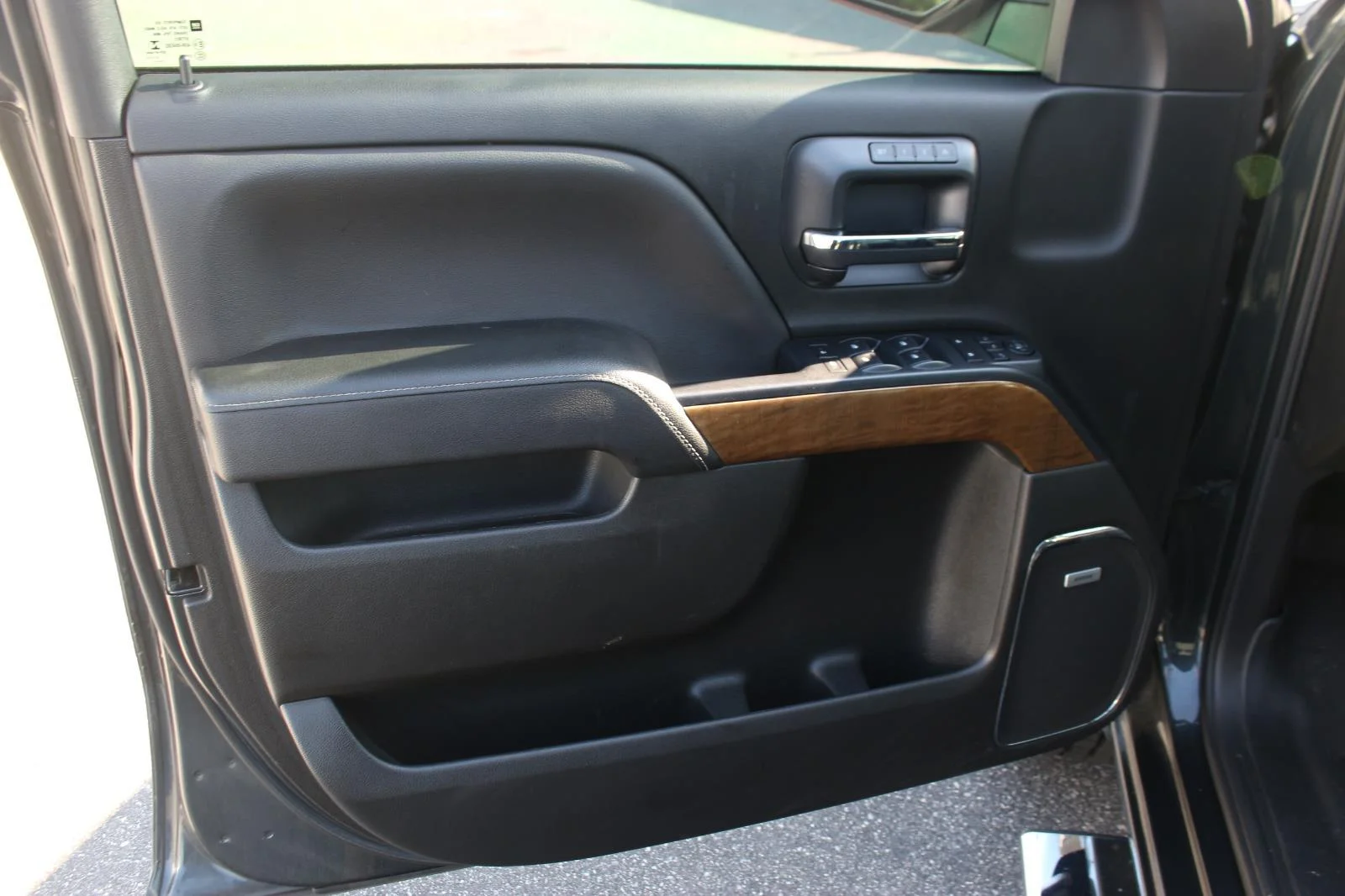 Used 2018 GRAPHITE METALLIC Chevrolet LTZ image 13