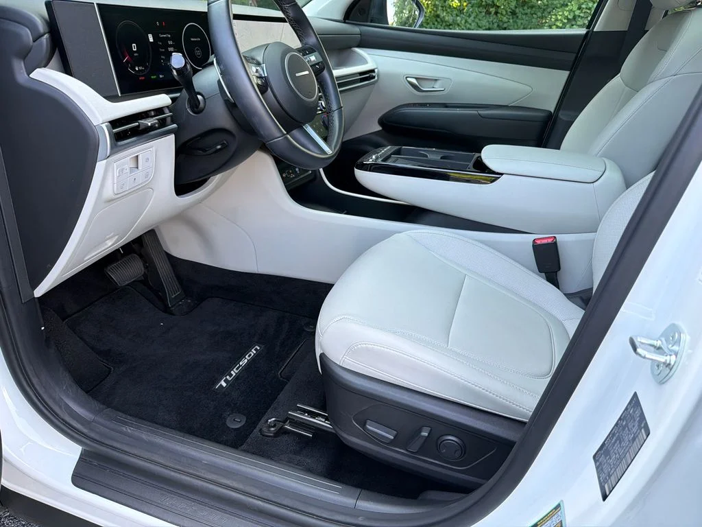 Used 2025 White Hyundai SEL Convenience image 9