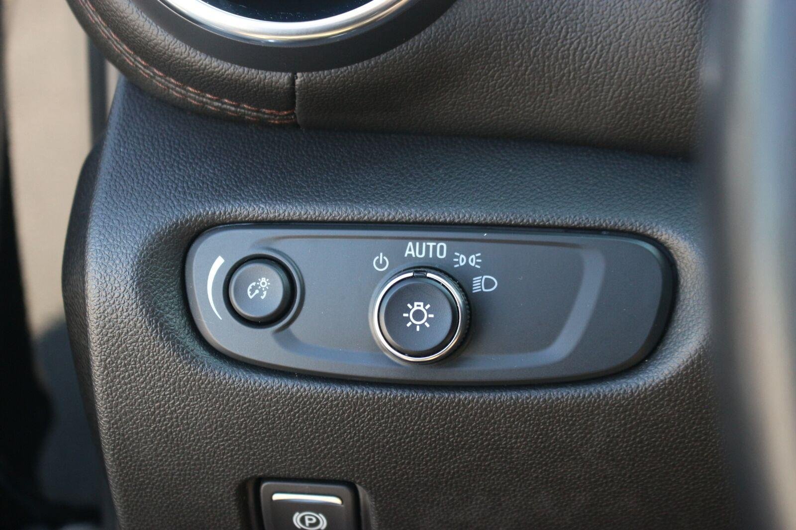 Used 2020 BLACK Chevrolet Premier image 32