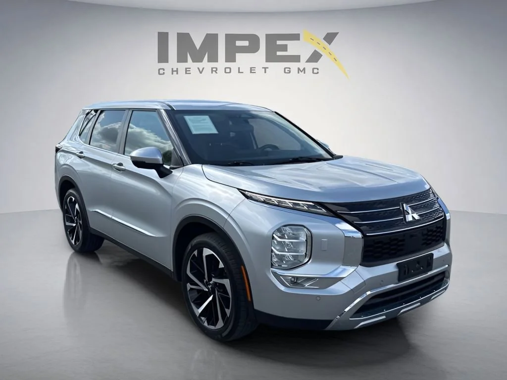 Used 2022 Silver Mitsubishi SE image 7