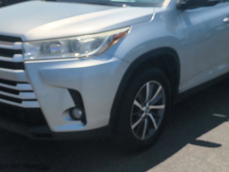 Used 2019 CELESTIAL SILVER METALLIC Toyota SE image 9