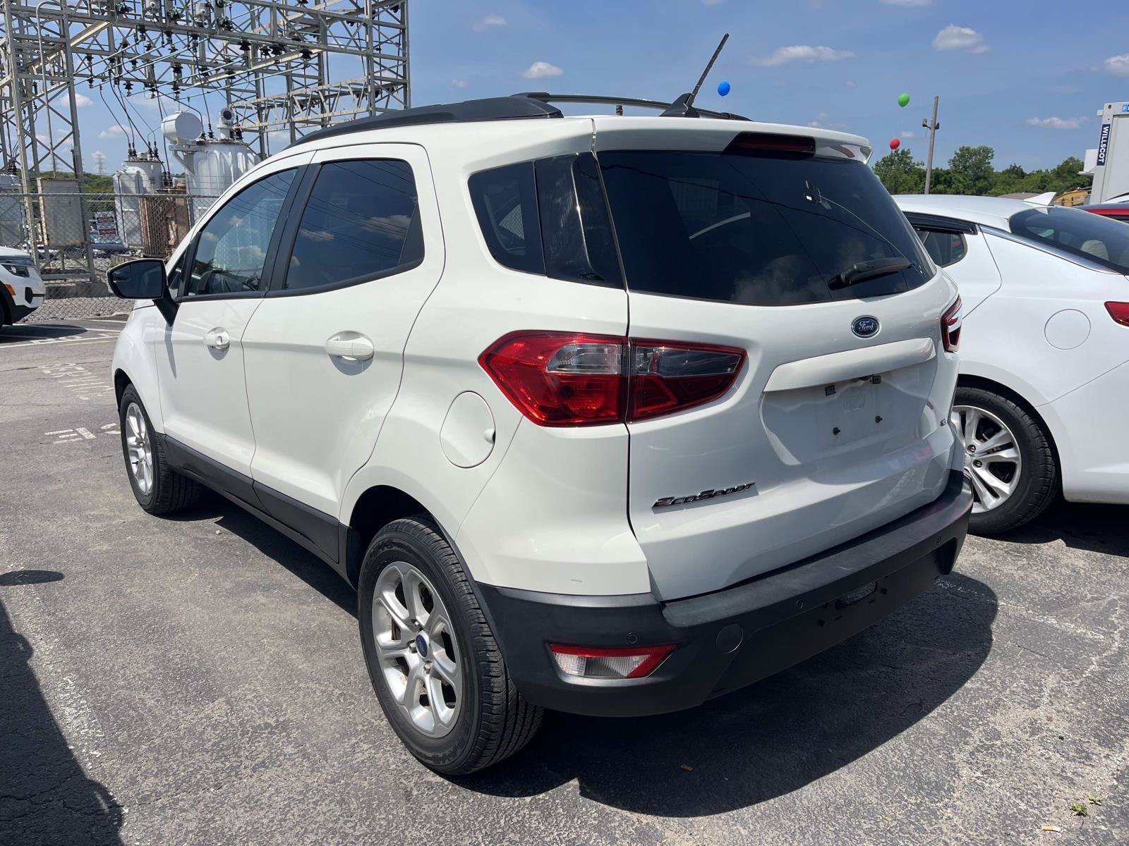 Used 2021 Diamond White Ford SE image 4
