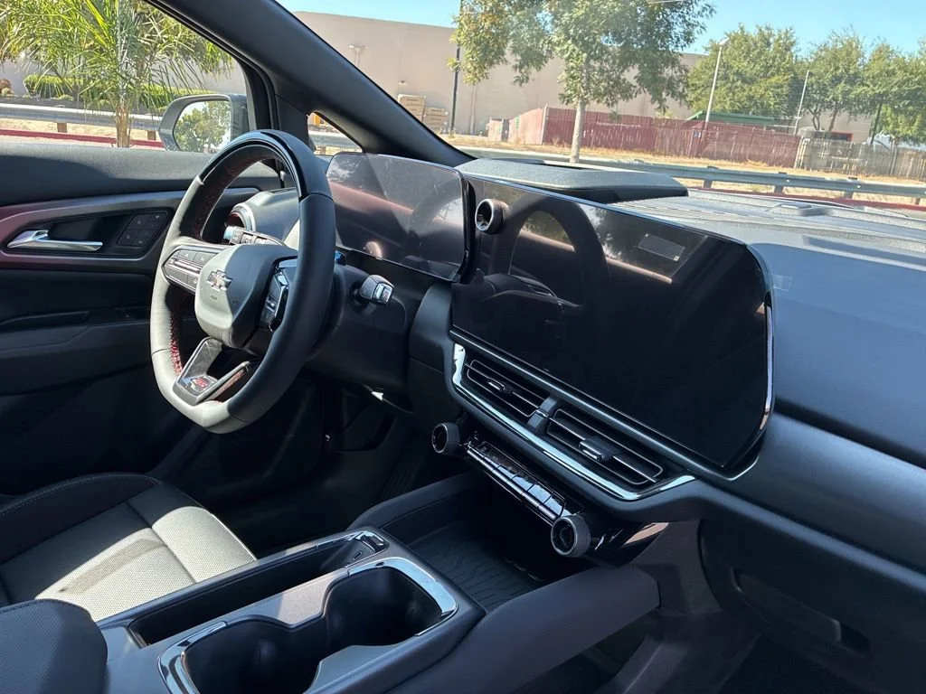 2025 Chevrolet Equinox EV RS - Photo 30