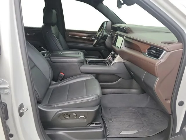 Used 2022 White Frost Tricoat GMC Denali image 36