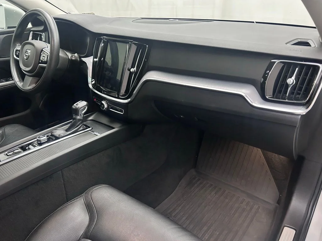 Used 2020 Silver Volvo T5 image 18