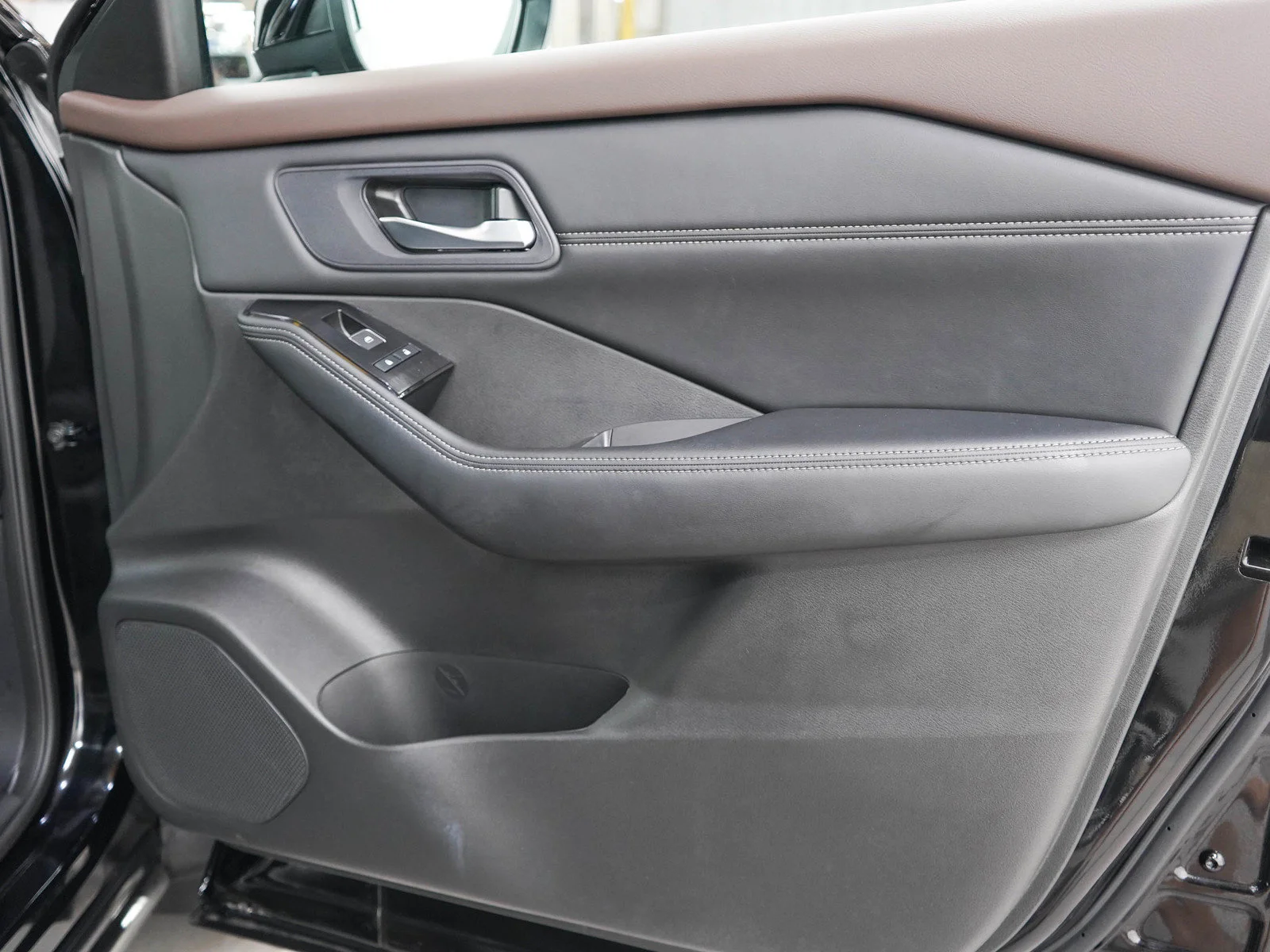 Used 2023 Super Black Nissan SL image 9
