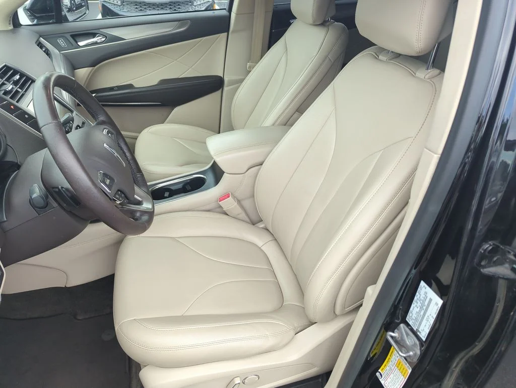 Used 2017 Black Lincoln Premiere image 12