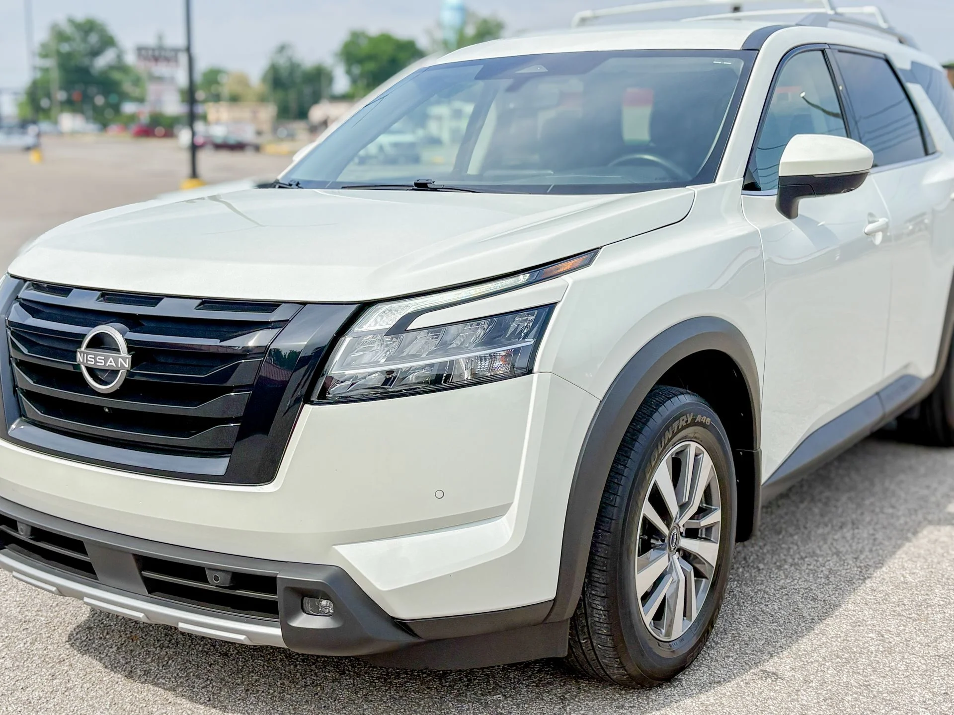 Used 2023 White Nissan SL image 9
