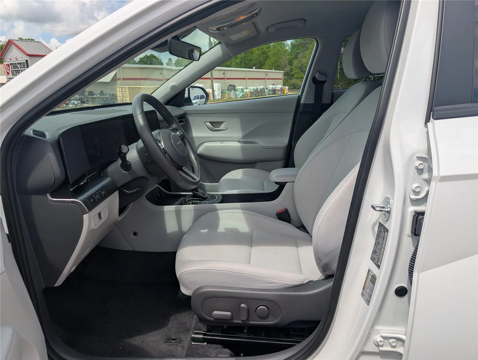 2025 Hyundai Kona SEL - Photo 11