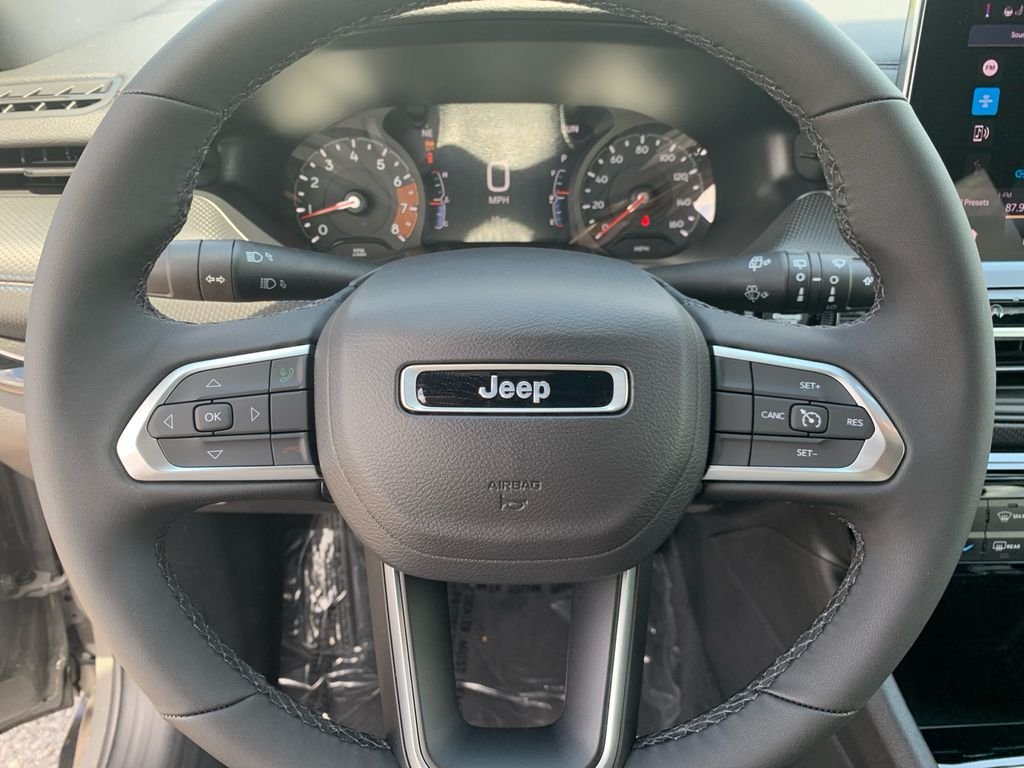 New 2026 Sting-Gray Clear-Coat Exterior Paint Jeep Latitude image 15