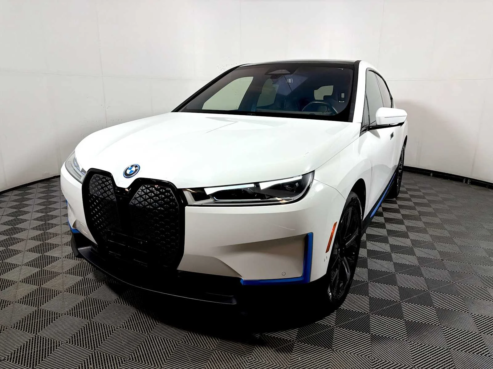 Used 2023 Alpine White BMW xDrive50 image 3