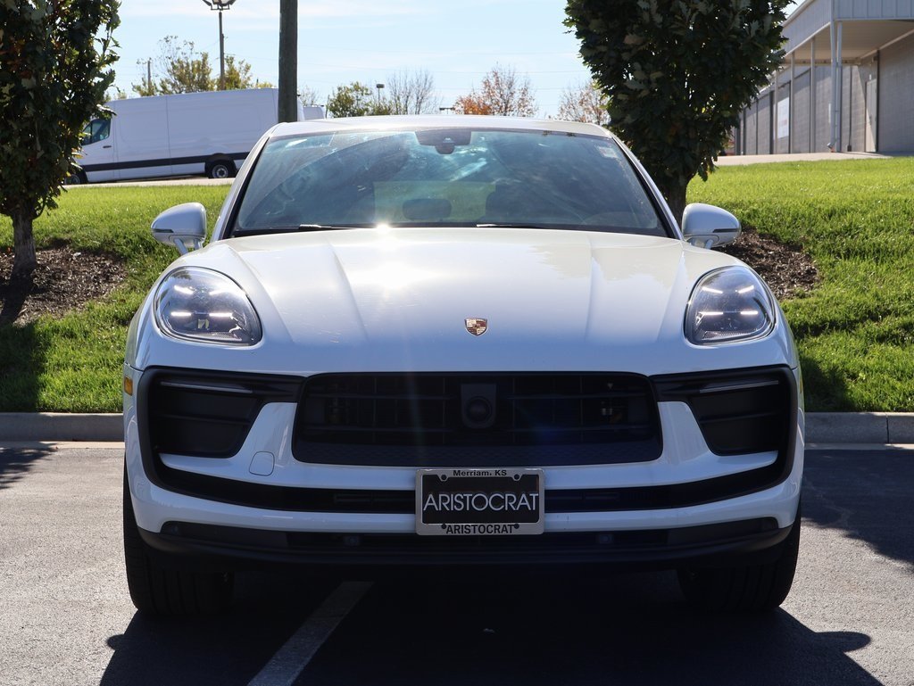 2025 Porsche Macan Base photo 2